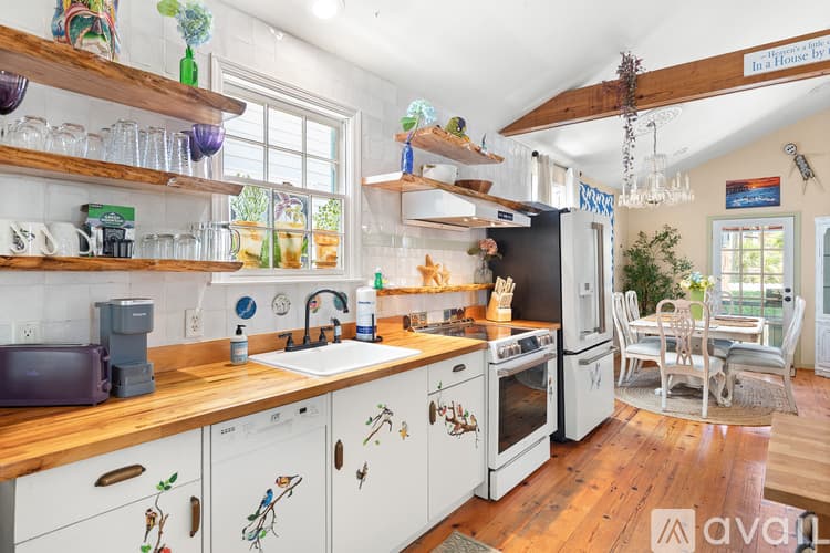 Savannah House: 539 E Gwinnett St