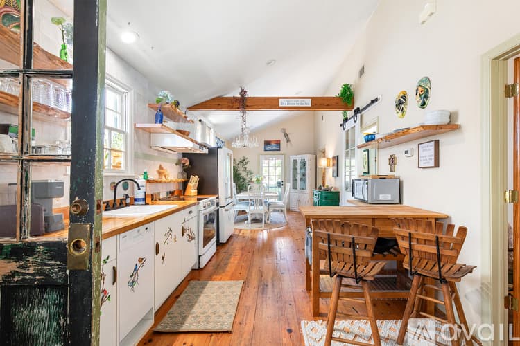 Savannah House: 539 E Gwinnett St