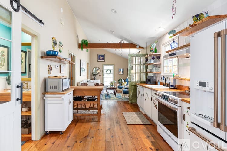 Savannah House: 539 E Gwinnett St