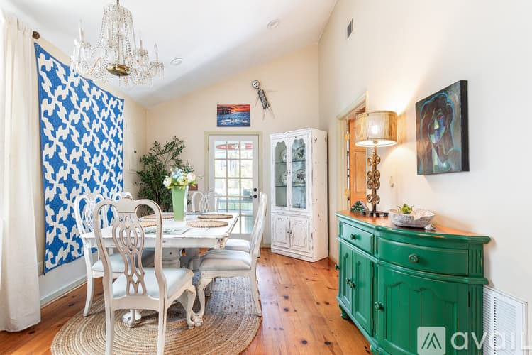 Savannah House: 539 E Gwinnett St