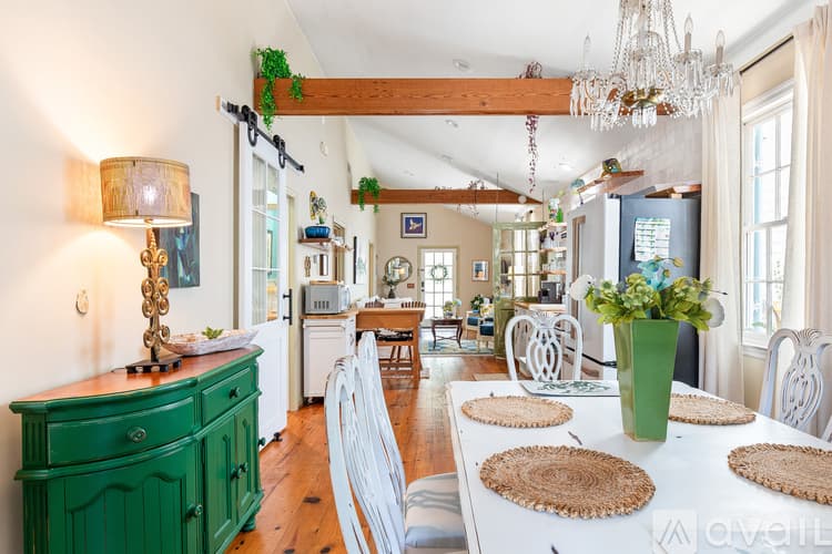 Savannah House: 539 E Gwinnett St