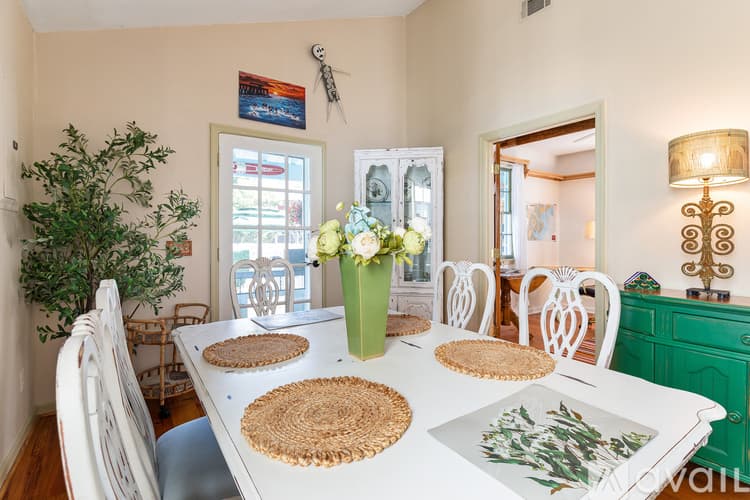 Savannah House: 539 E Gwinnett St