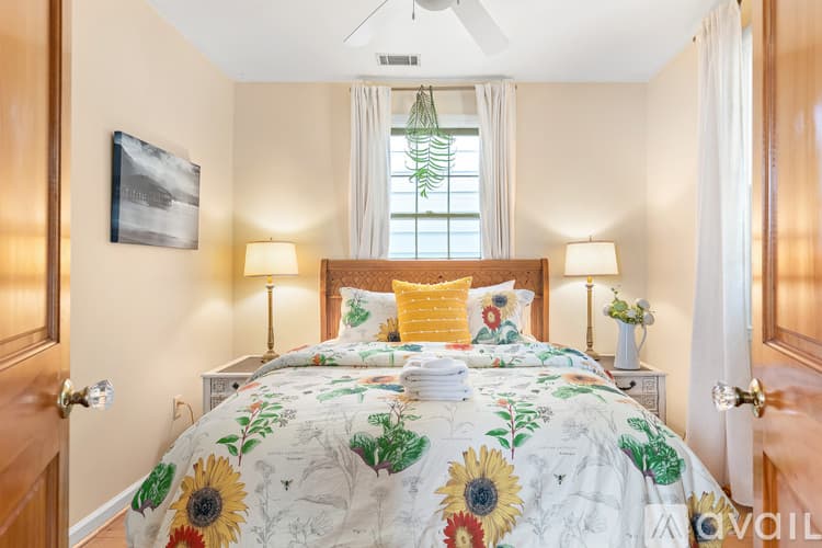 Savannah House: 539 E Gwinnett St