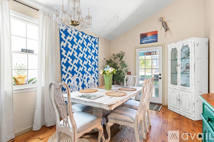 Savannah House: 539 E Gwinnett St