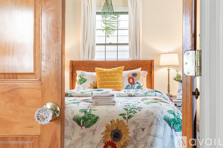 Savannah House: 539 E Gwinnett St