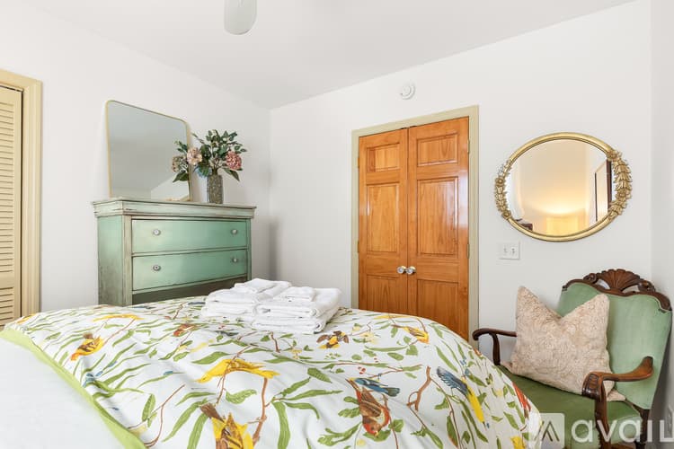 Savannah House: 539 E Gwinnett St
