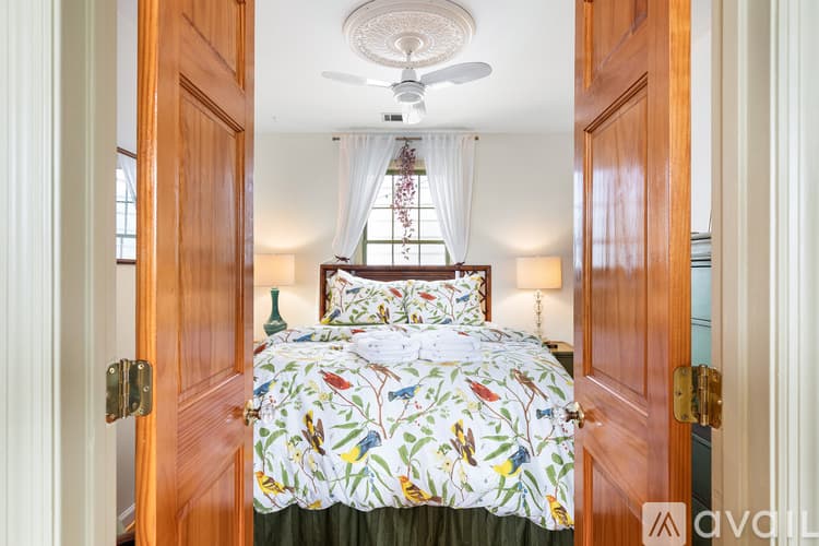 Savannah House: 539 E Gwinnett St