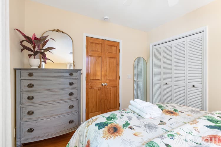 Savannah House: 539 E Gwinnett St