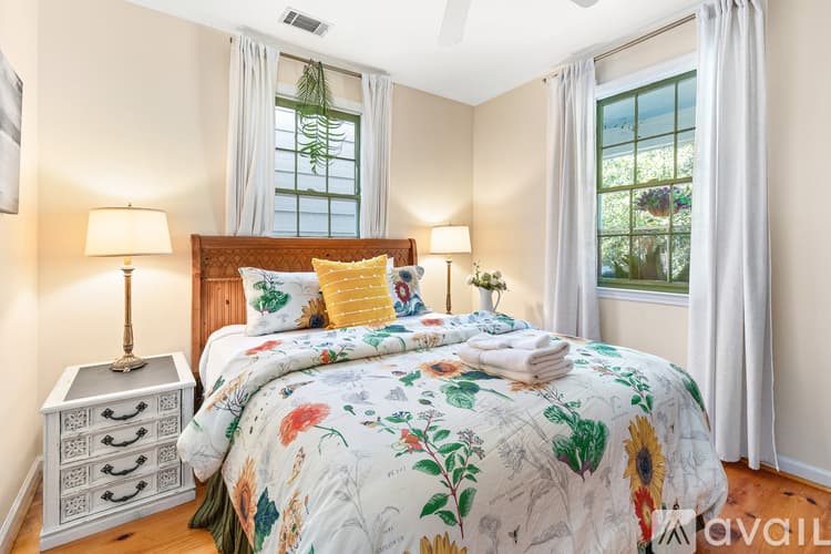 Savannah House: 539 E Gwinnett St