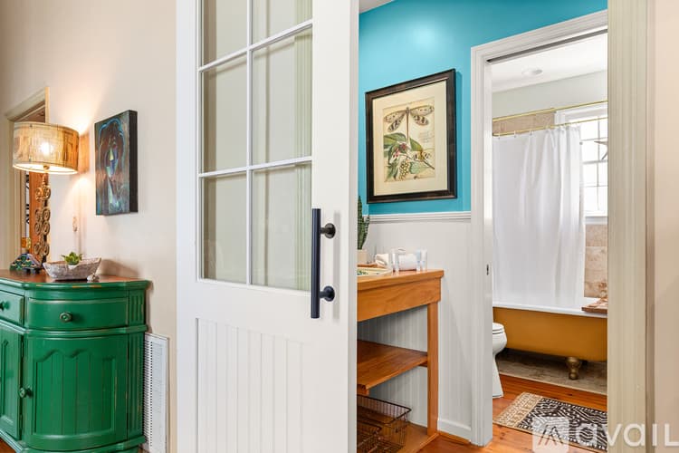 Savannah House: 539 E Gwinnett St