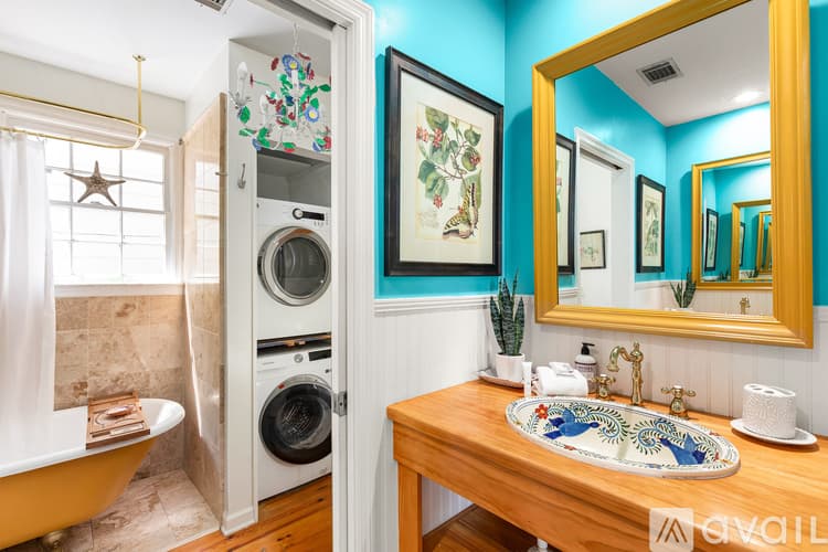 Savannah House: 539 E Gwinnett St