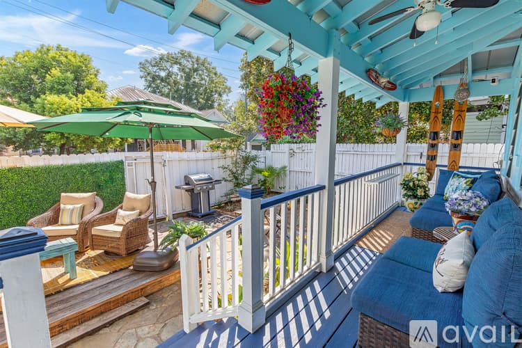 Savannah House: 539 E Gwinnett St
