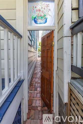 Savannah House: 539 E Gwinnett St