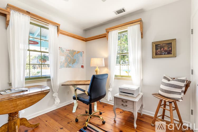 Savannah House: 539 E Gwinnett St