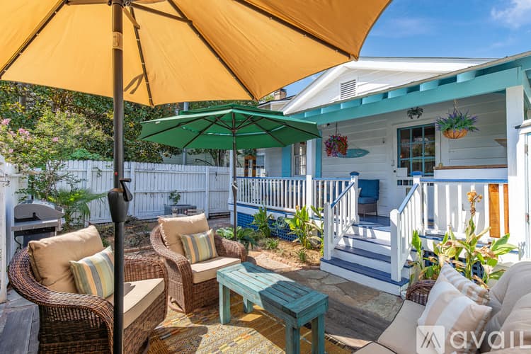 Savannah House: 539 E Gwinnett St