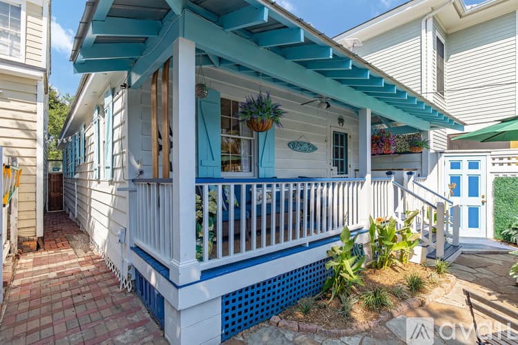 Savannah House: 539 E Gwinnett St