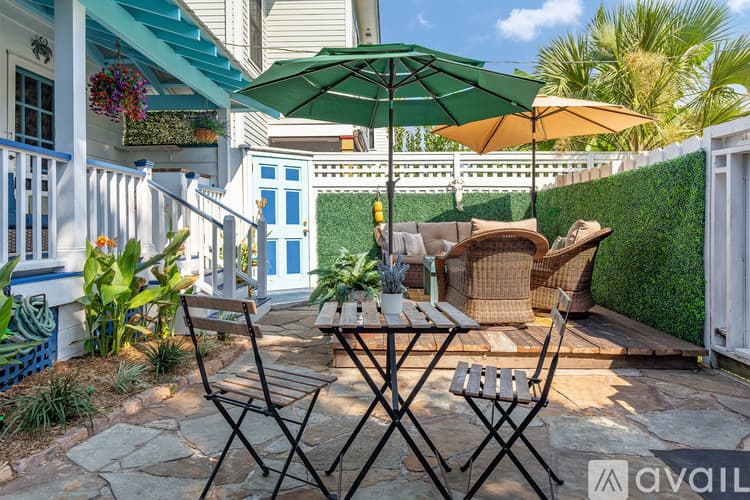 Savannah House: 539 E Gwinnett St