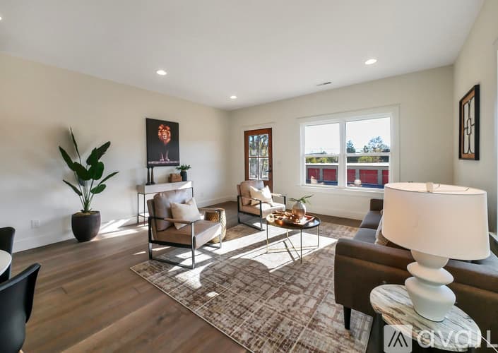 Trenton House: 118 Sunset Dr