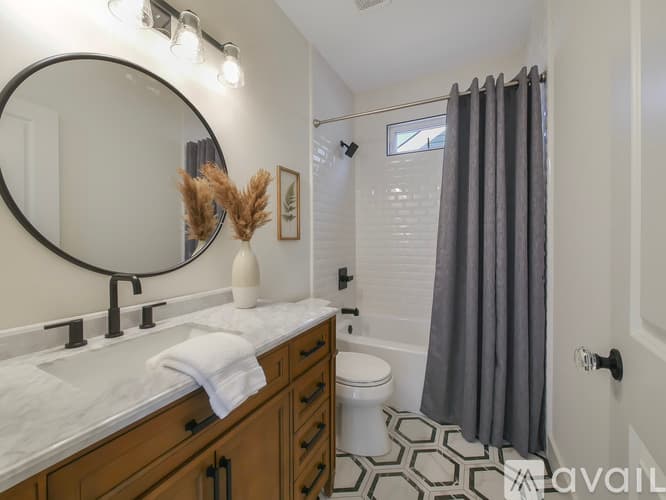 Trenton House: 118 Sunset Dr