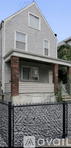 McKees Rocks Apartment: 705 Russellwood Avenue