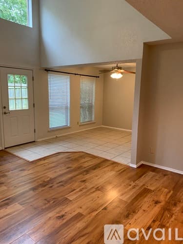 Grapevine Apartment: 1207 W Hudgins St