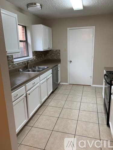 Grapevine Apartment: 1207 W Hudgins St