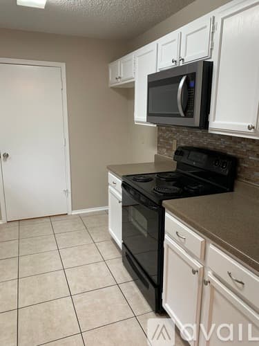 Grapevine Apartment: 1207 W Hudgins St
