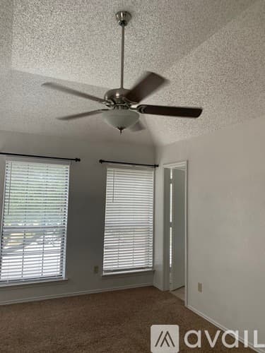 Grapevine Apartment: 1207 W Hudgins St