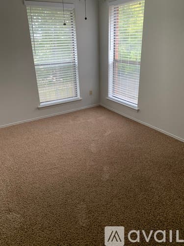 Grapevine Apartment: 1207 W Hudgins St