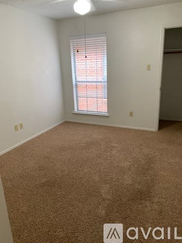 Grapevine Apartment: 1207 W Hudgins St