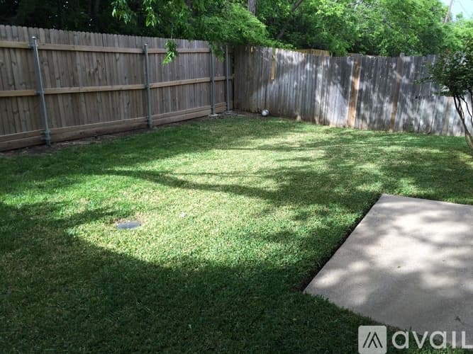 Grapevine Apartment: 1207 W Hudgins St