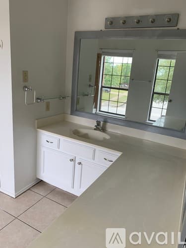 Grapevine Apartment: 1207 W Hudgins St