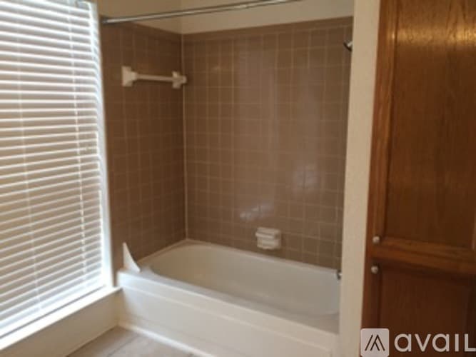 Grapevine Apartment: 1207 W Hudgins St