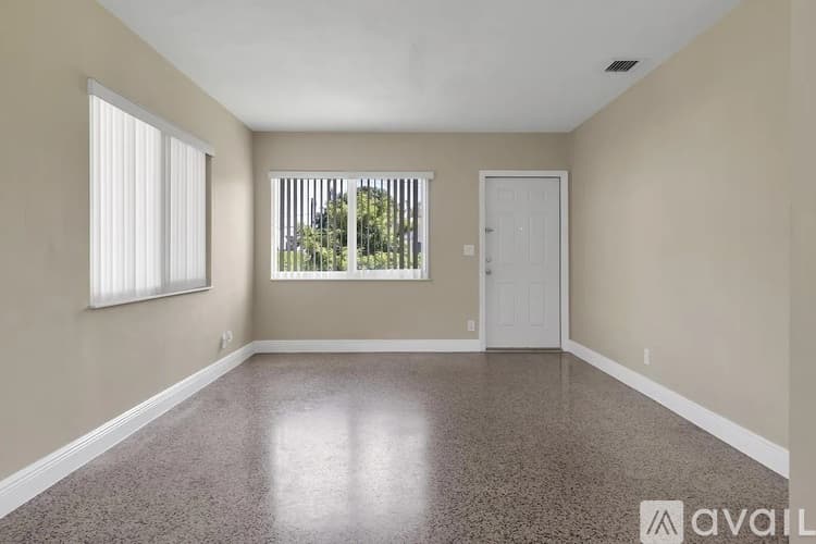 West Palm Beach House: 906 Lytle St