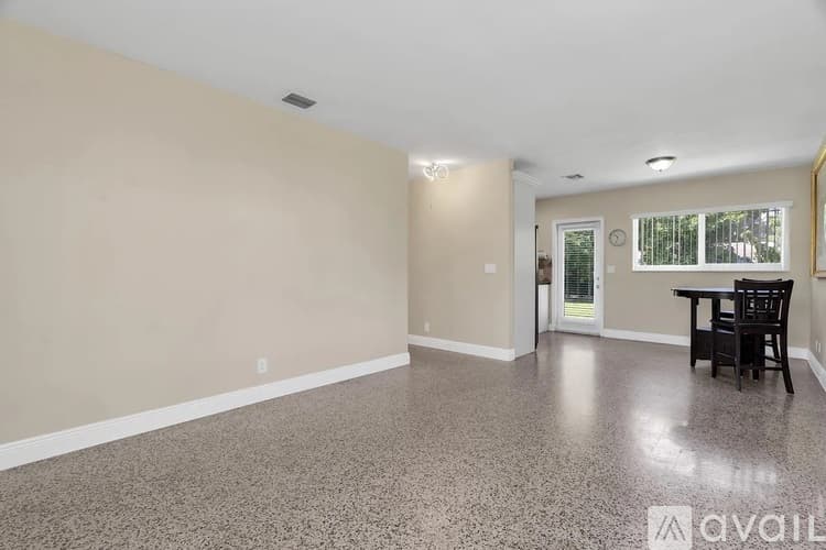 West Palm Beach House: 906 Lytle St
