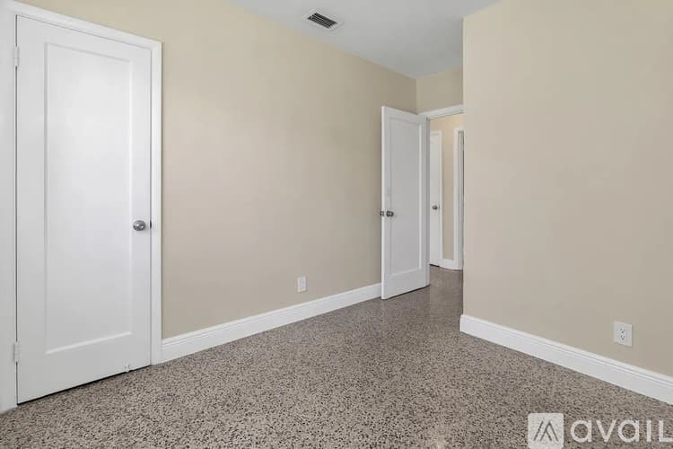 West Palm Beach House: 906 Lytle St