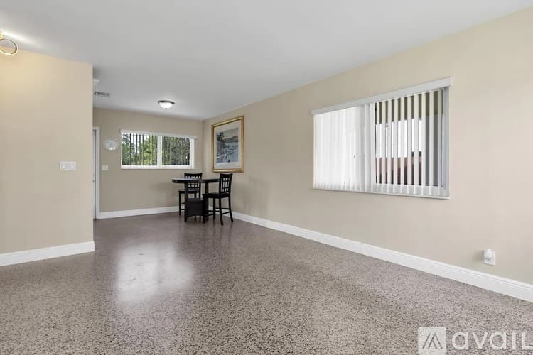 West Palm Beach House: 906 Lytle St