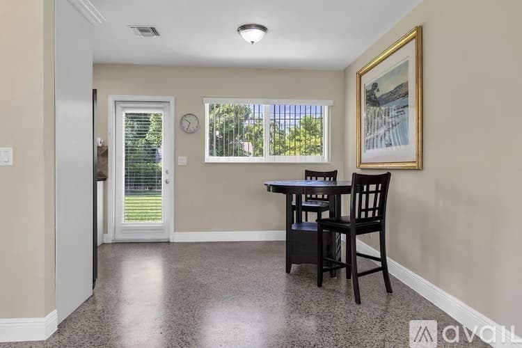 West Palm Beach House: 906 Lytle St