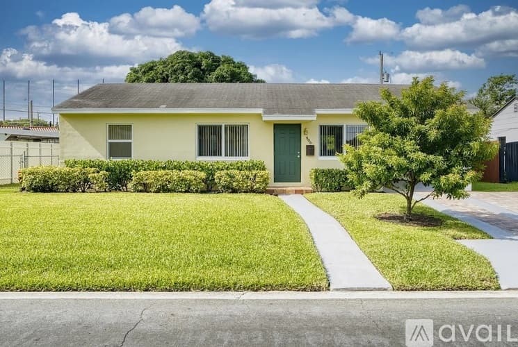 West Palm Beach House: 906 Lytle St