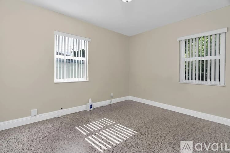 West Palm Beach House: 906 Lytle St
