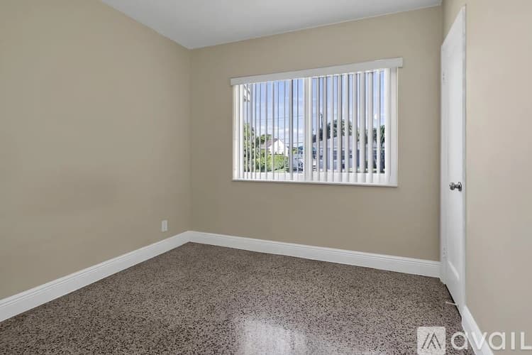 West Palm Beach House: 906 Lytle St