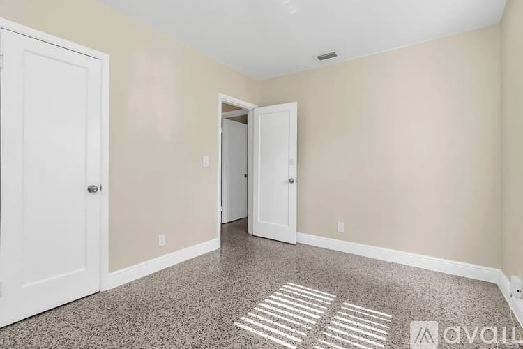 West Palm Beach House: 906 Lytle St