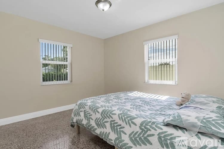 West Palm Beach House: 906 Lytle St