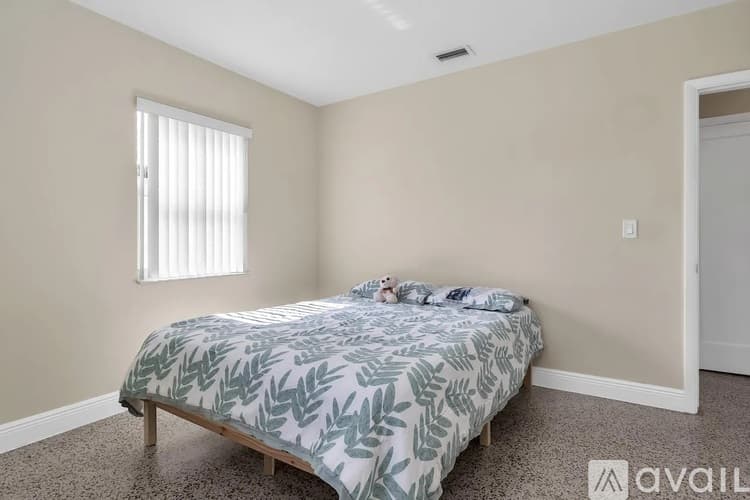 West Palm Beach House: 906 Lytle St