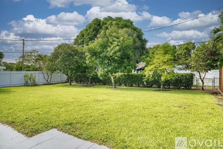 West Palm Beach House: 906 Lytle St