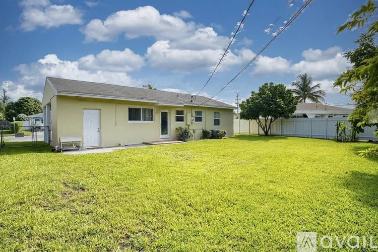 West Palm Beach House: 906 Lytle St