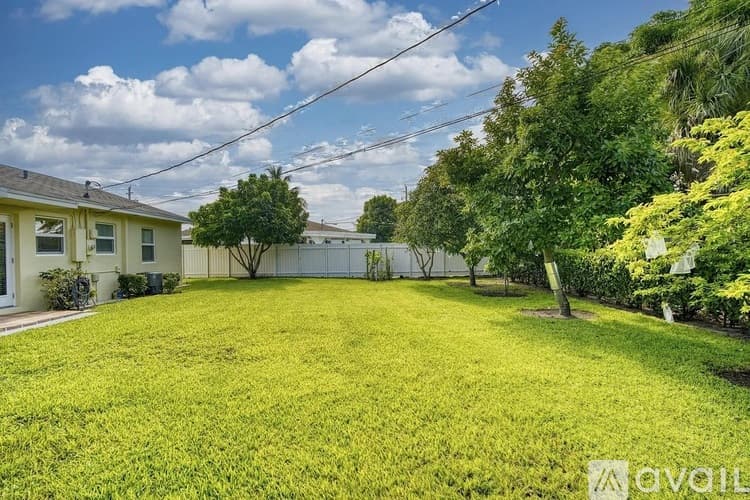 West Palm Beach House: 906 Lytle St