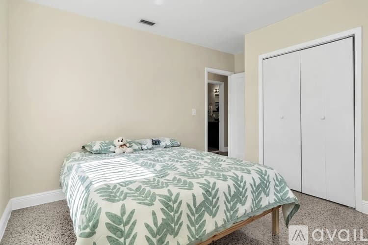 West Palm Beach House: 906 Lytle St