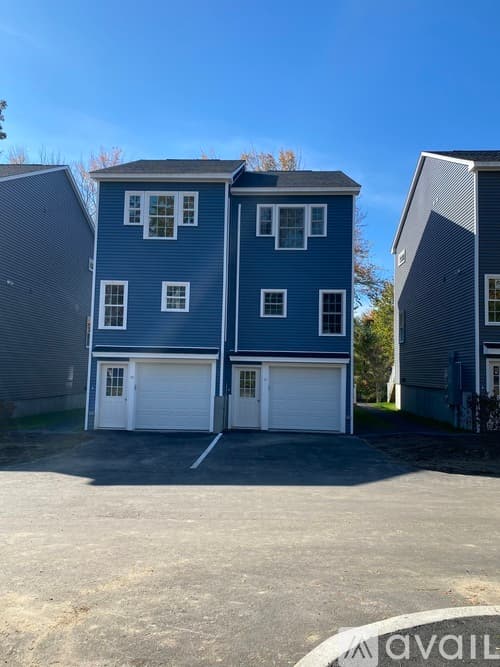 Kennebunk Townhome: 16 Village Wy