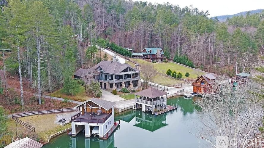 Lakemont House: 252 Bear Gap Rd
